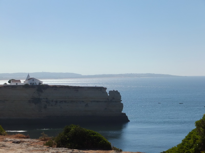Küste der Algarve: Kirche am Klippenrand