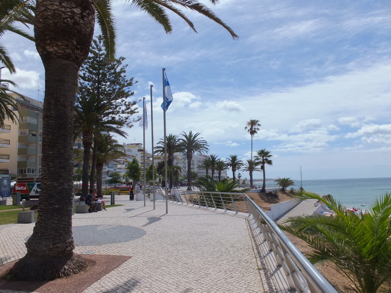  Küste der Algarve: Uferpromenade von Armacao