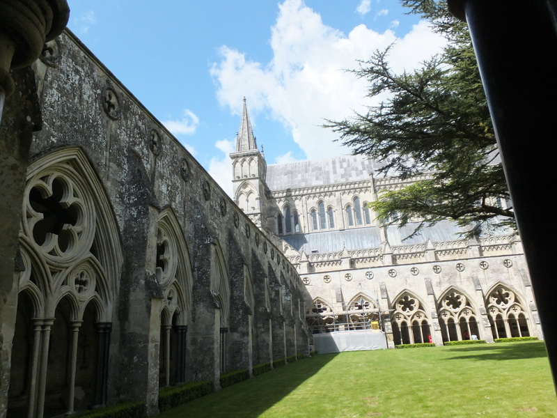 wunderschoener Innenhof Kathedrale von Salisbury