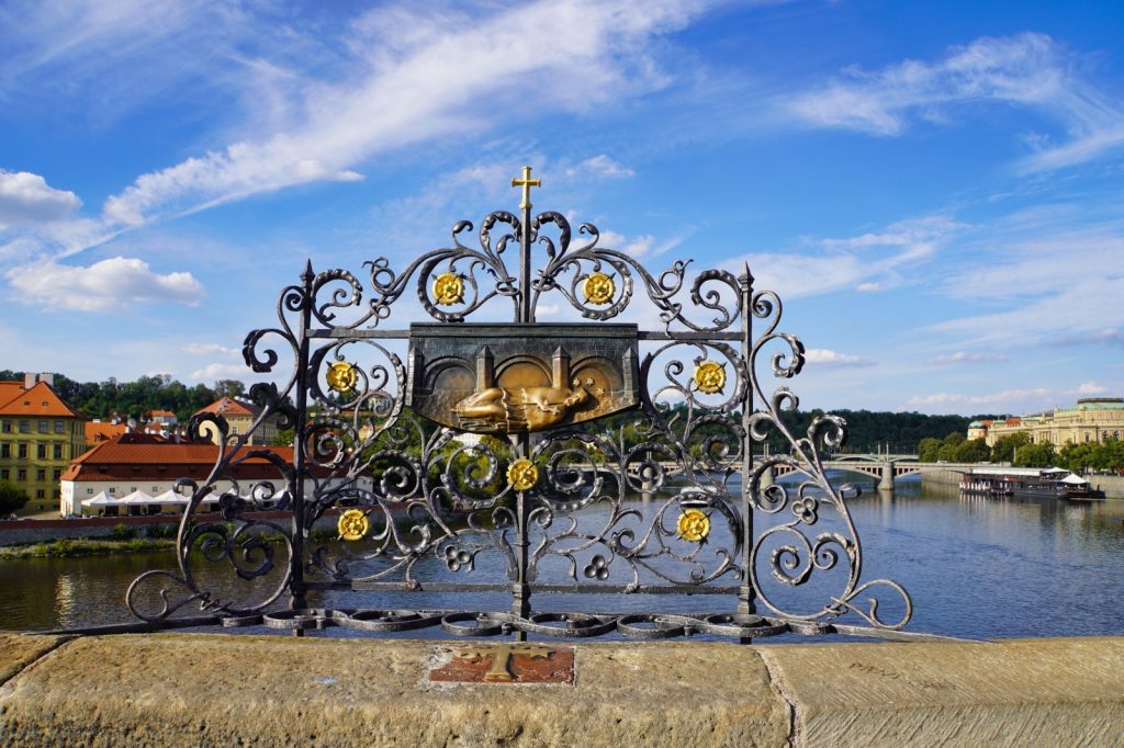 Prag Abbild des Heiligen Nepumuk auf der Karlsbrücke