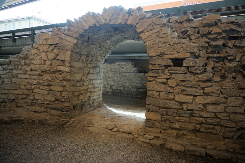 Eingang in einen Raum der Römische Bäder von Como