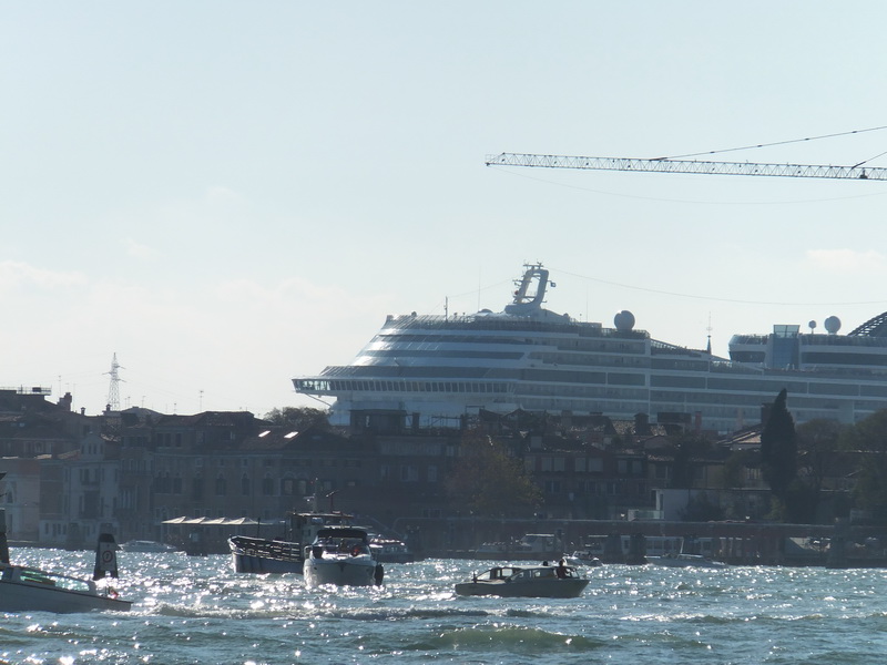 Schiff im Hafen, demonstration in Venice