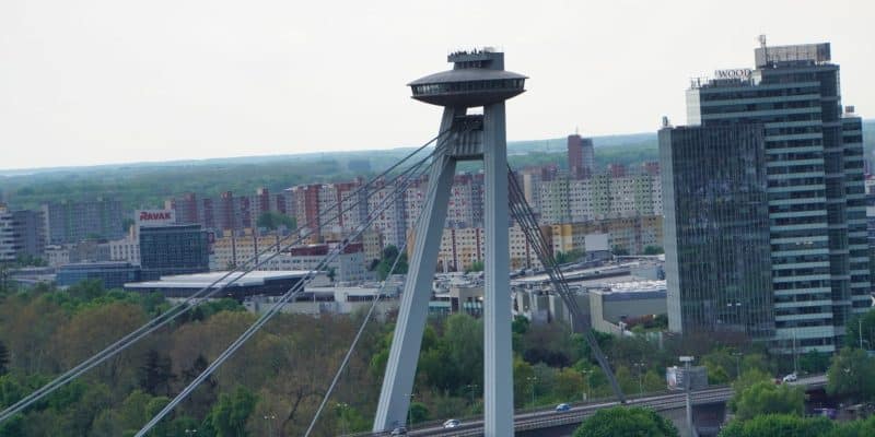 Blick auf die markante Brücke des Slowakischen Nationalaufstandes (Most SNP) in Bratislava