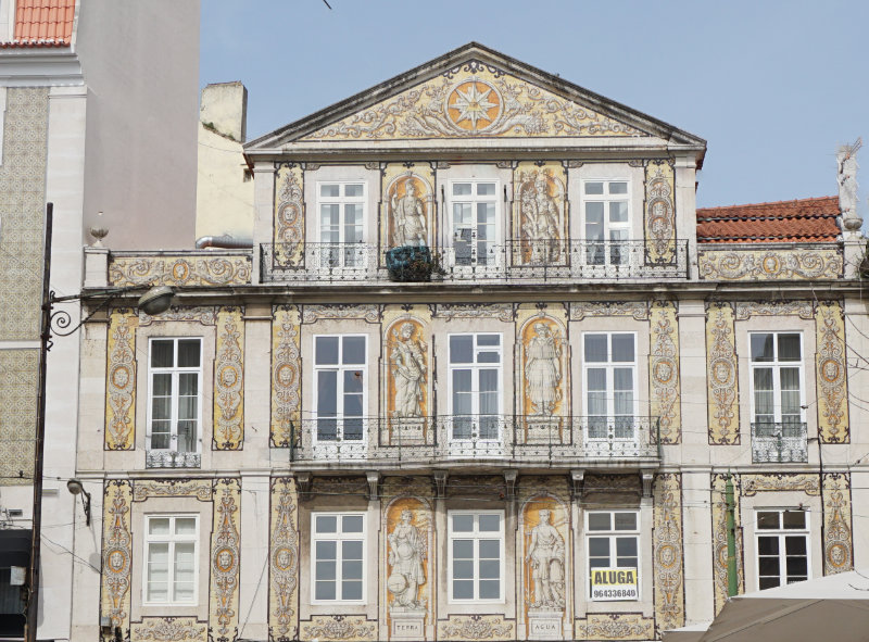 Kachelkunst in Lissabon - bunte Hausfassade