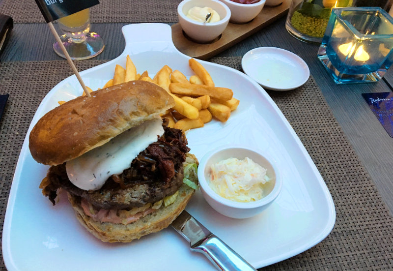 Hamburger im Hotelrestaurant Radisson Blu Bremen