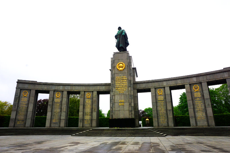 Denkmal für die Sowjetischen Soldaten, Sowjetische Berlin