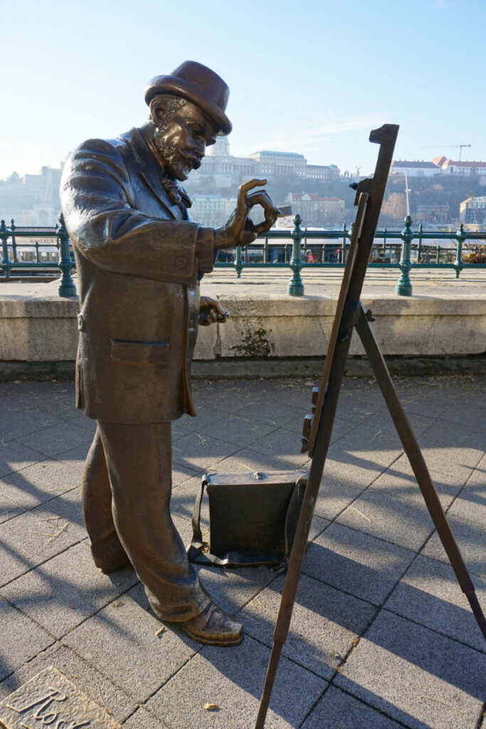 Statue in Budapest Maler