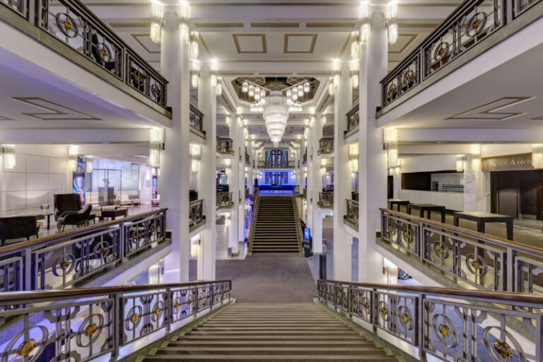 Friedrichstadt-Palast Berlin - THE ONE Grand Show