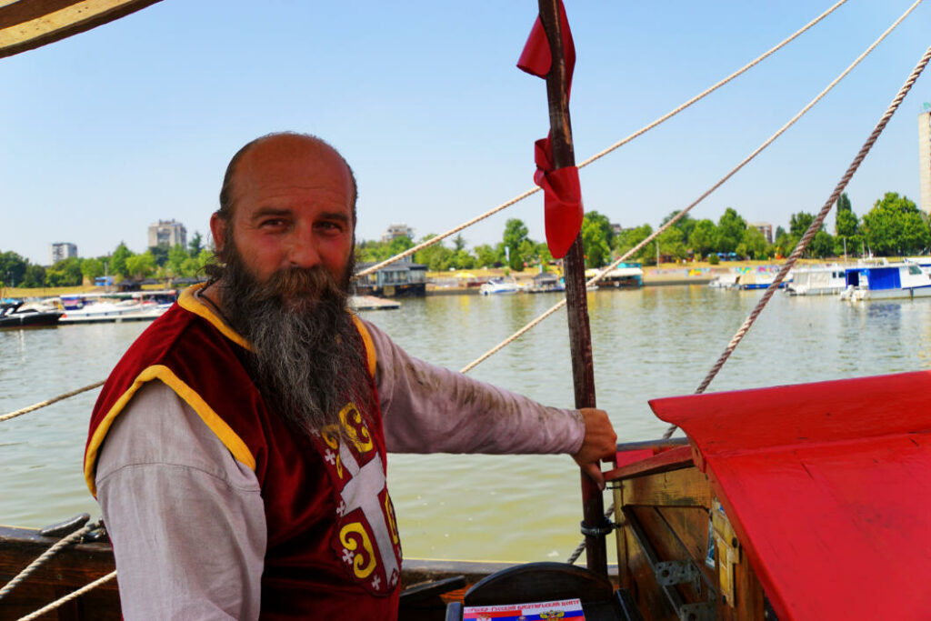 Schifffahrt auf der Donau - Kapitän des Wikingerschiffes