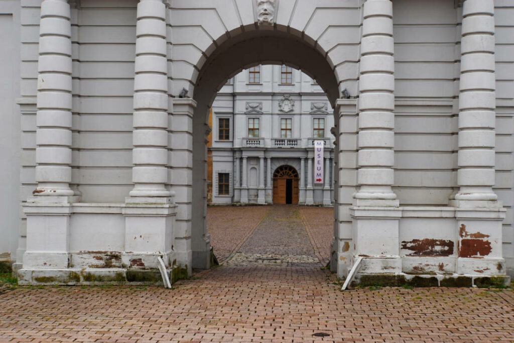 Eingang zum Schlosshof in Weissenfels