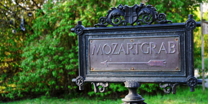 Hinweisschild zum Grab von Mozart Friedhof St Marx in Wien