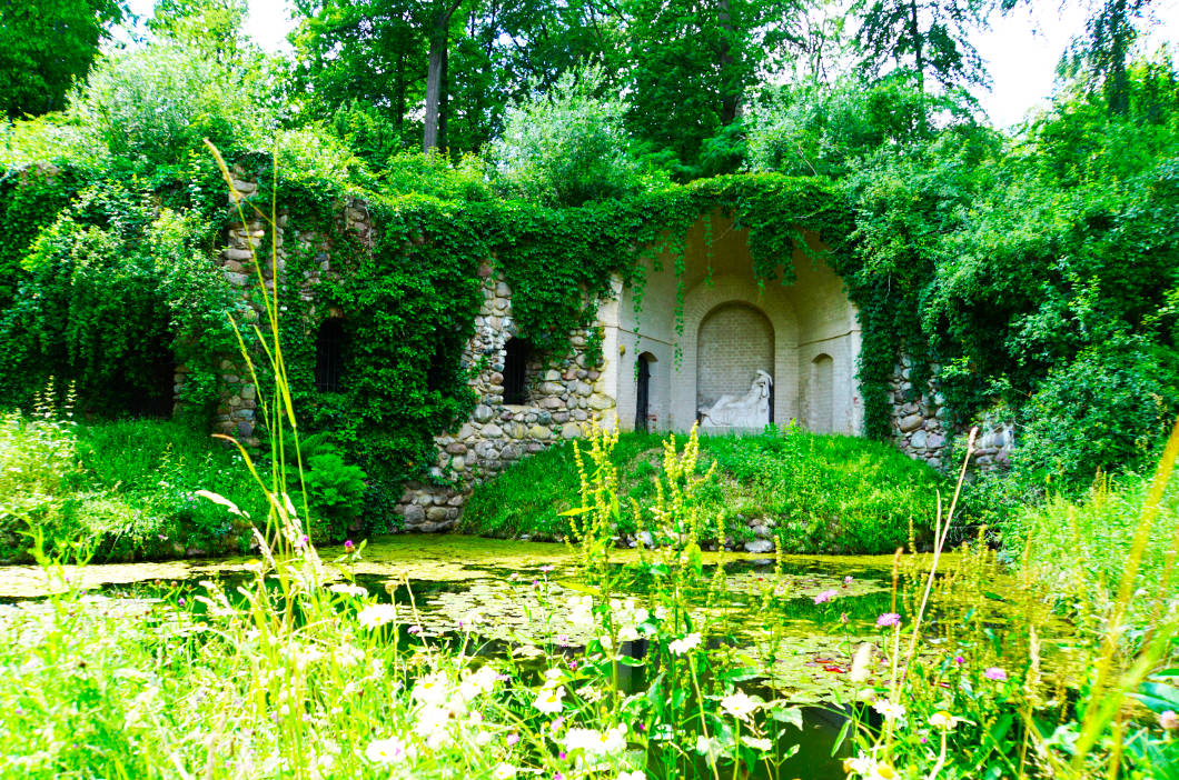 wunderschön, verwunsche Grotte im Schlosspark