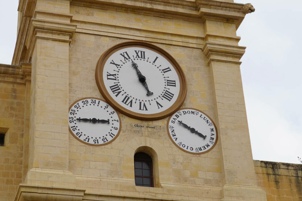 Uhren an der Kirche in Valletta