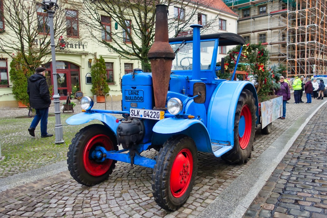 Traktoren für den Weihnachtszug zur Klosterweihnacht