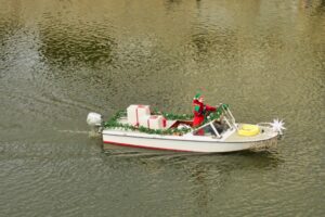 Elf mit Geschenken im Boot, Weihnachtsmarkt in Bernburg