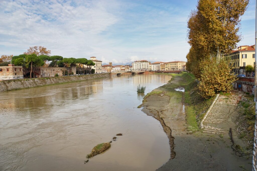 Pisa Ufer des Arno bei Hochwasser