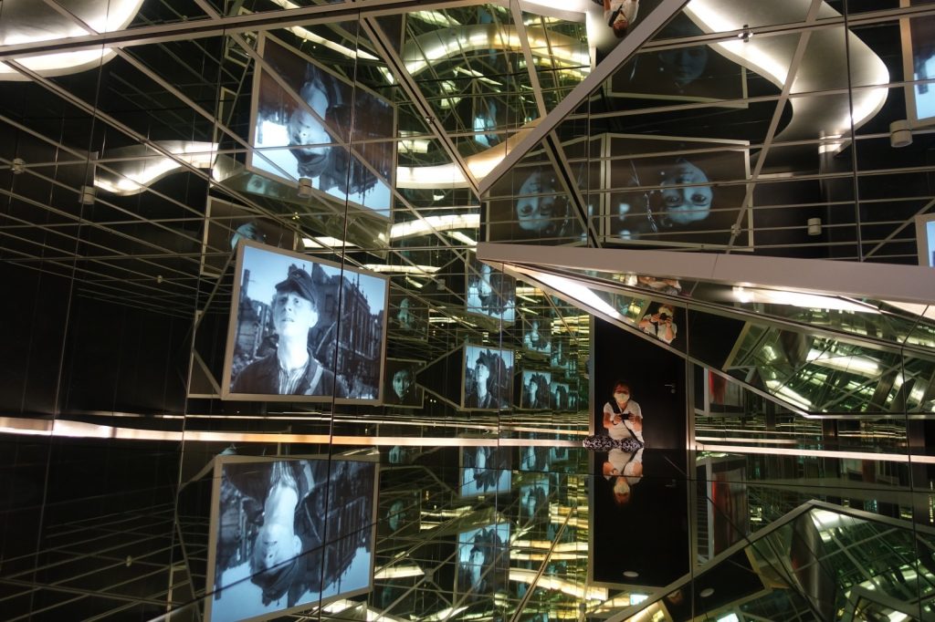 Museum für Film und Fernsehen - Raum mit Spiegeln