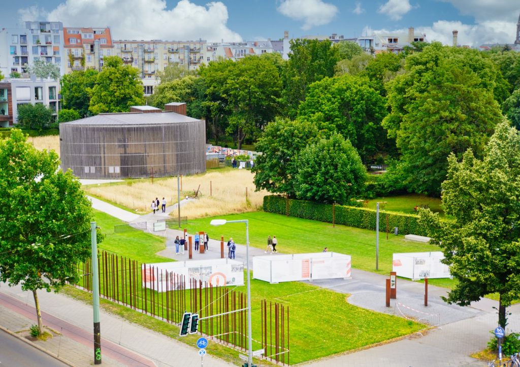 Blick von der Aussichtsplattform im Dokumentationszentrum Berliner Mauer auf die Außenausstellung