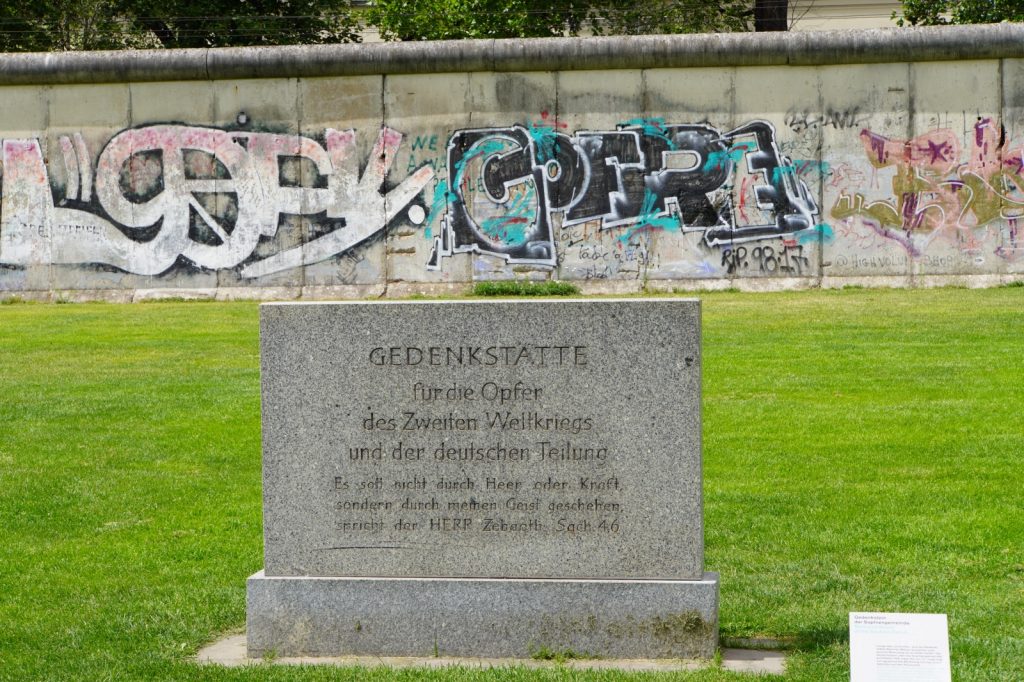 Gedenkstein an der Berliner Mauer an der Bernauer Straße