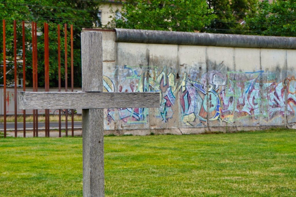 Kreuz vor der Berliner Mauer