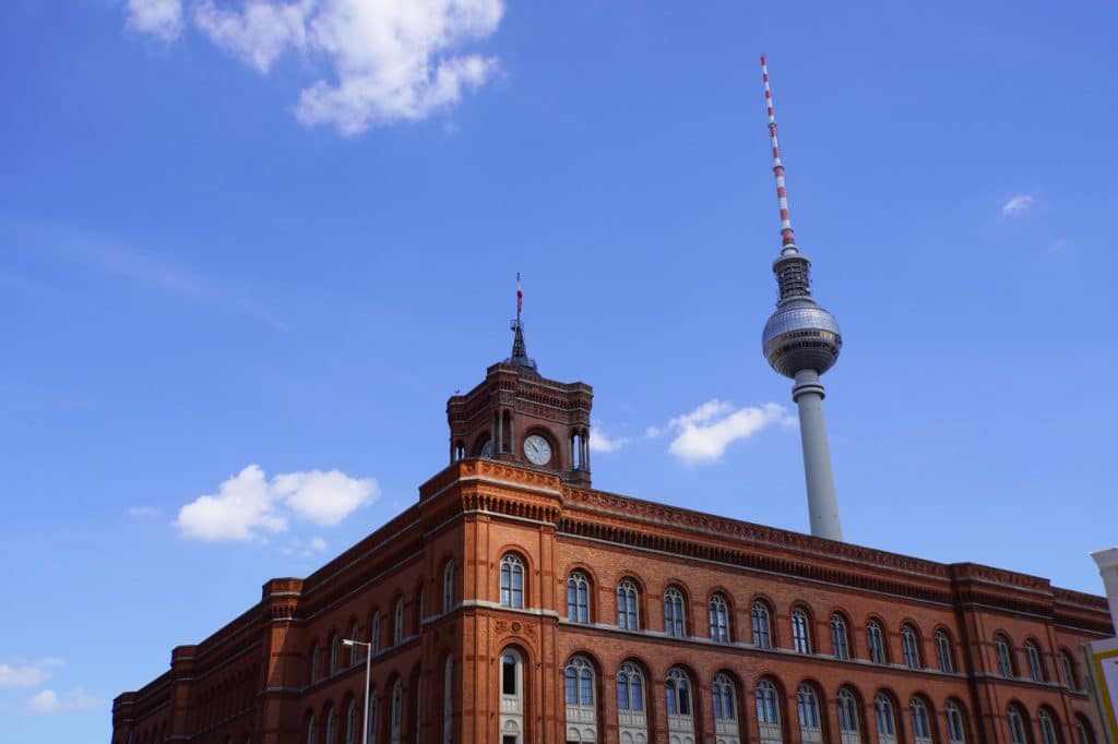 Rote Rathaus mit Berliner Fernsehturm
