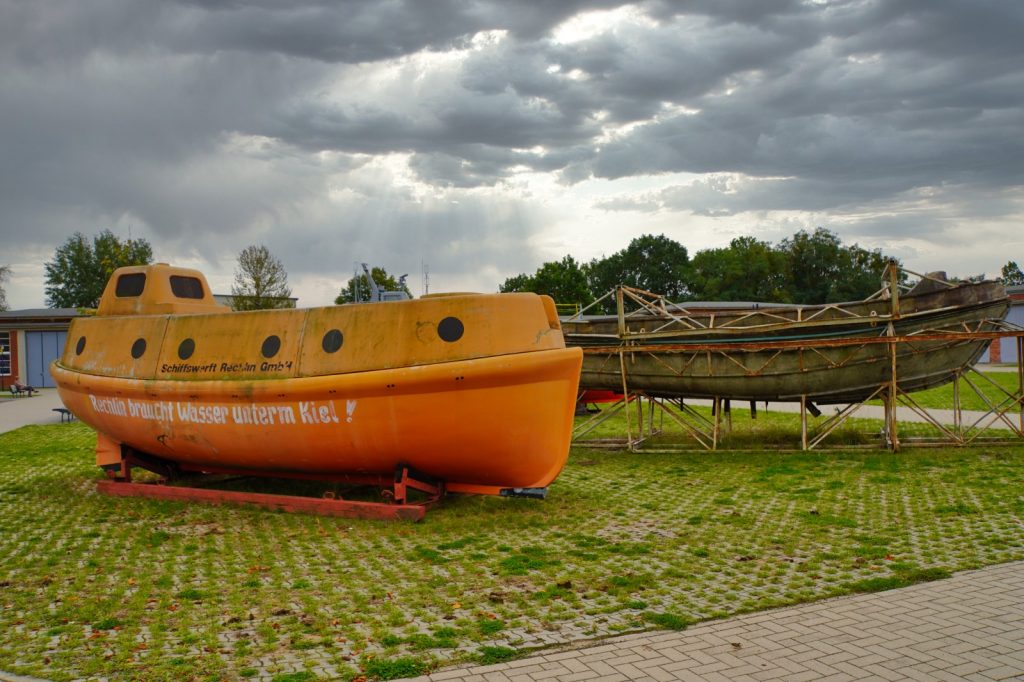 Schiffe im Außengelände des Museums