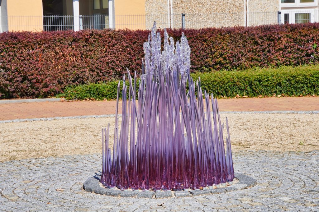 Glasskulptur vor dem Museum in Karlsbad