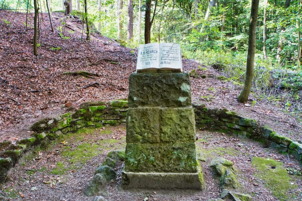 Denkmal Buch im Wald von Karlsbad