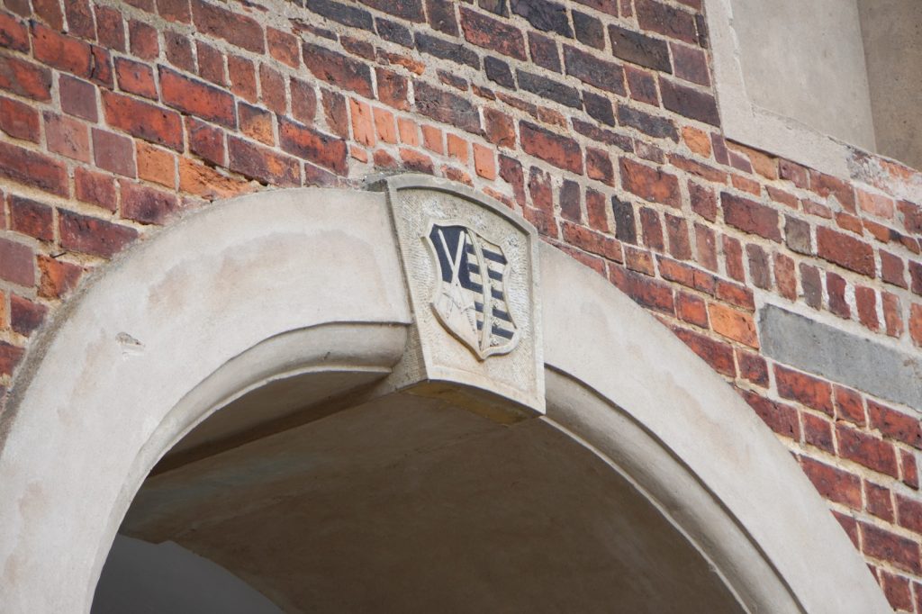 Wappen am Eingang der Burg Eisenhardt