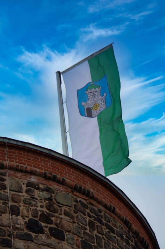 Flagge auf dem Burgturm in Bad Belzig