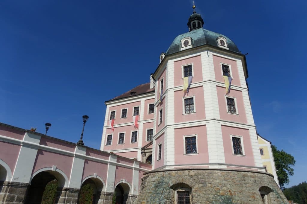 Blick auf die Schlossanlage in Becov