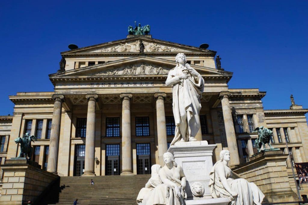 Konzerthaus Berlin mit Schillerdenkmal