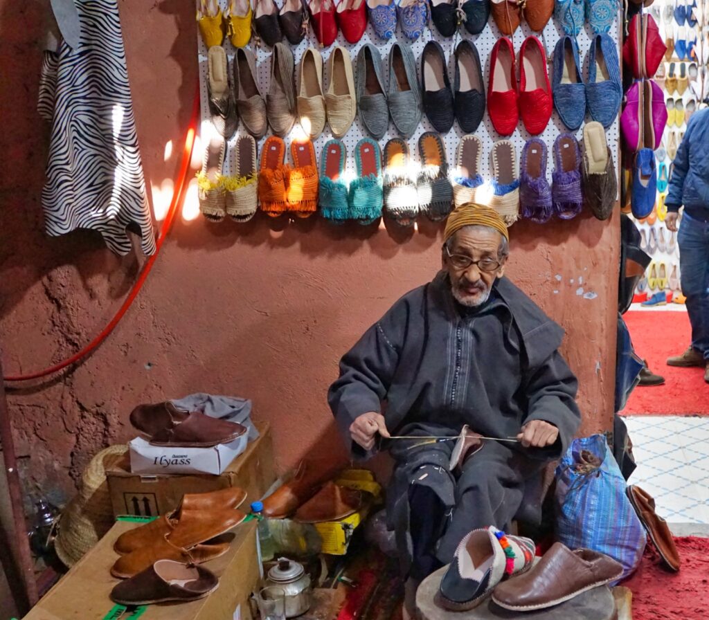 Schuhmacher im Souk von Marrakesch