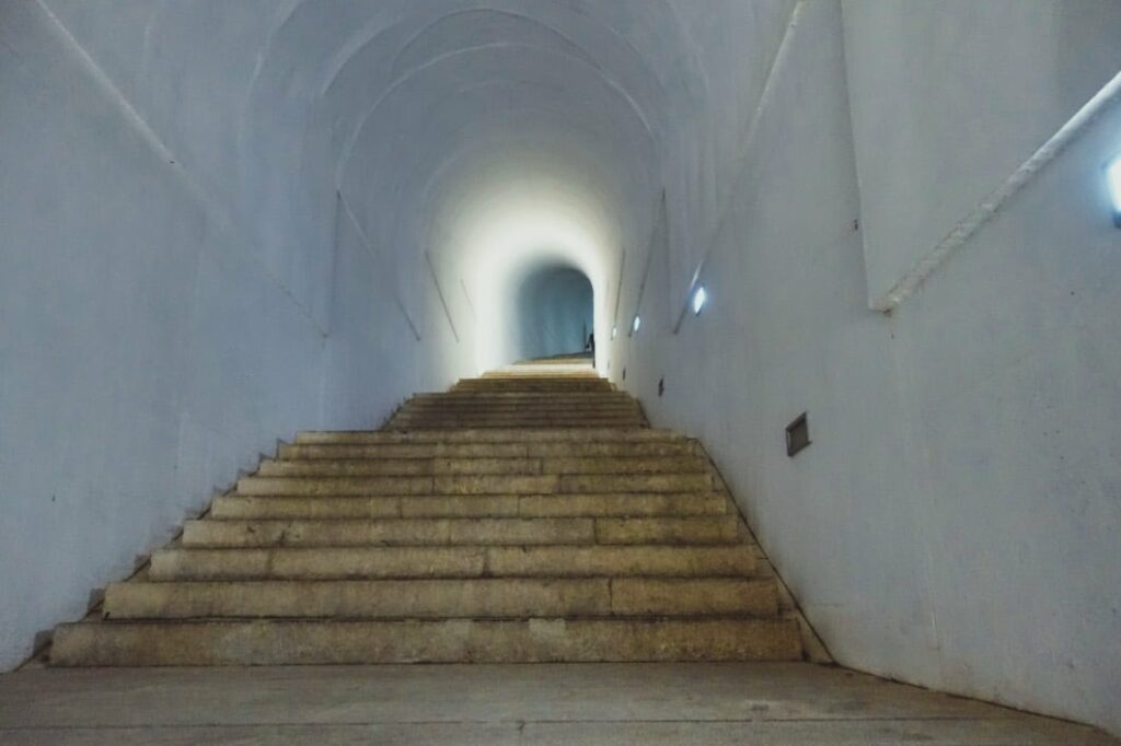 Tunnel zum Mausoleum
