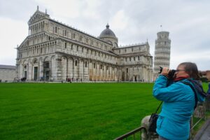 Von Ort zu Ort reisen unterwegs in Pisa