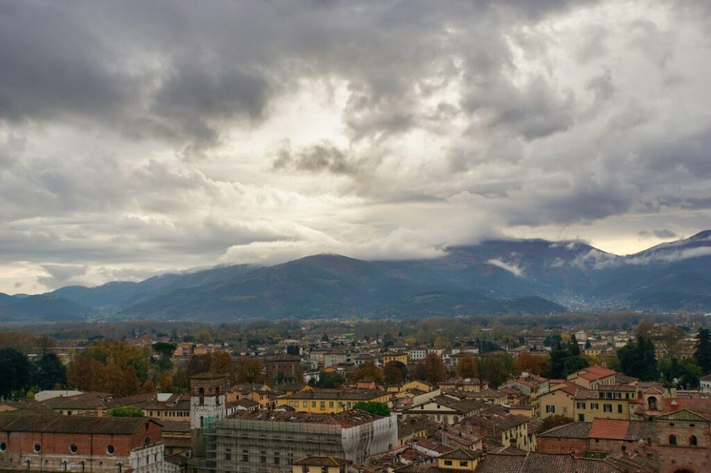Wolkenverhangende Bergebei Lucca