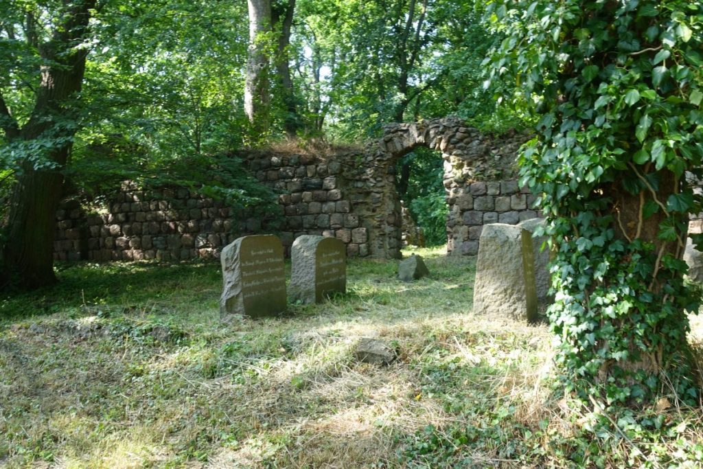 Rittergut Damerow Kirchenruine und Familienfriedhof