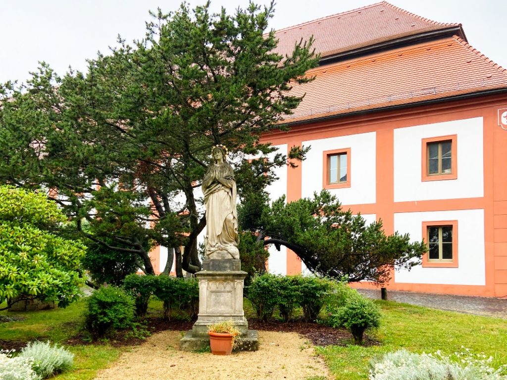 Statue im Klosterhof