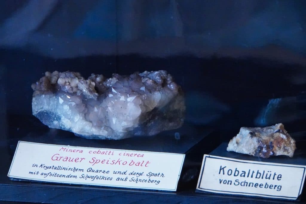 Mineraliensammlung mit alten Schildern