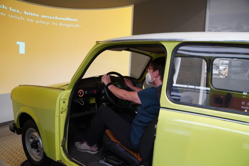 Simulation Fahrt im Trabant im Automobilmuseum in Zwickau