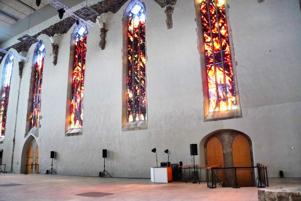 bunte Glasfenster in Magdeburger Kirche
