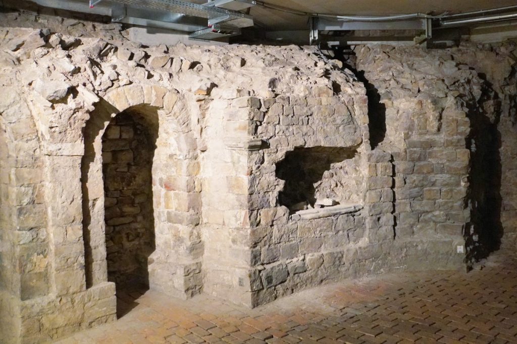 Ruinen im Keller der Kirche