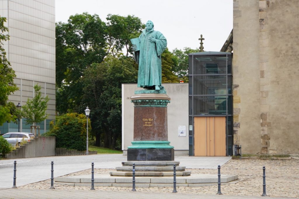Lutherdenkmal vor der Johanniskirche