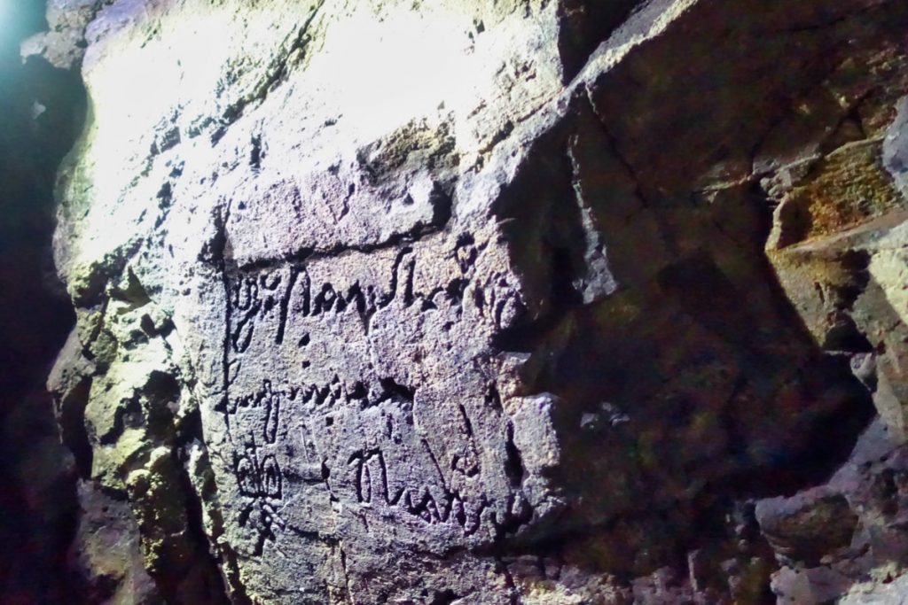 Inschrift im Gestein