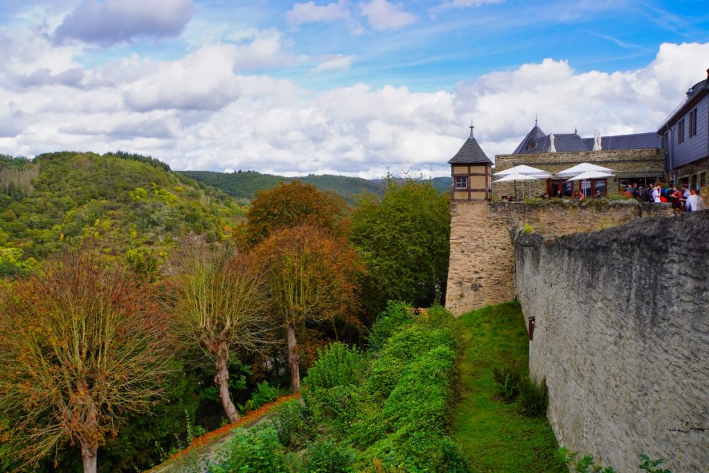 Burgmauern der mittelalterlichen Burg am Rhein