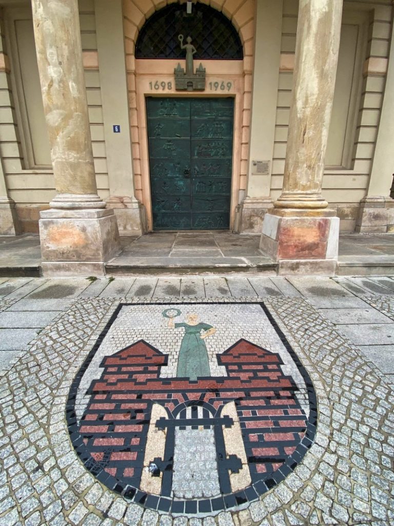 Wappen vor der Tür des Magdeburger Rathaus