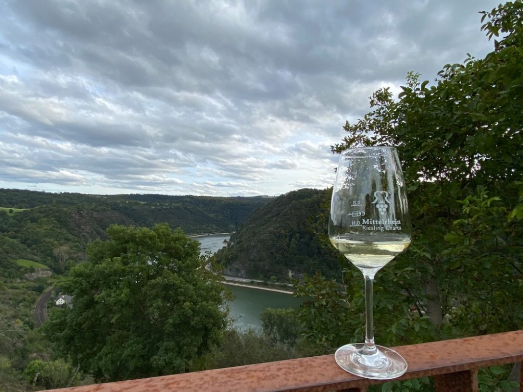 Weinprobe mit Blick auf den Rhein