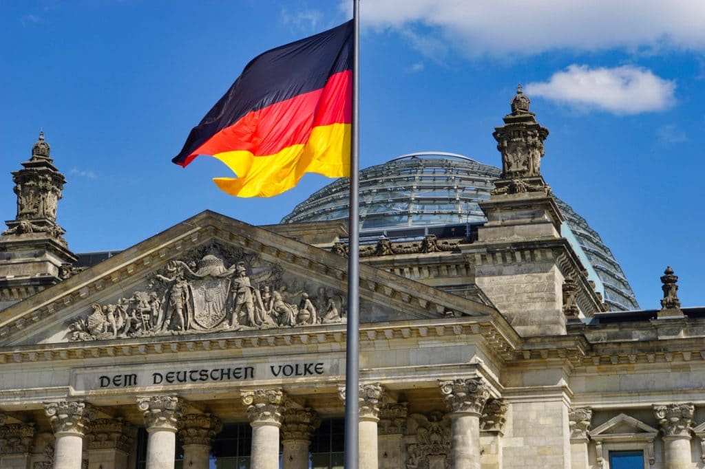 Blick aufden Giebel des Reichstages mit Flagge