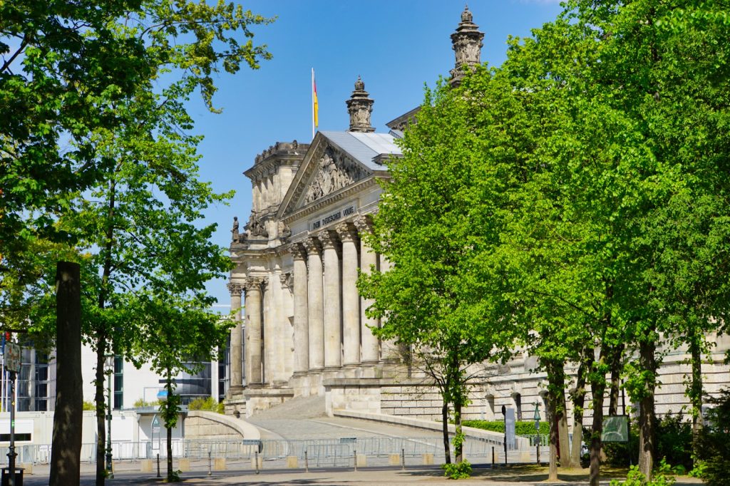 seitlicher Blick zum Reichstag