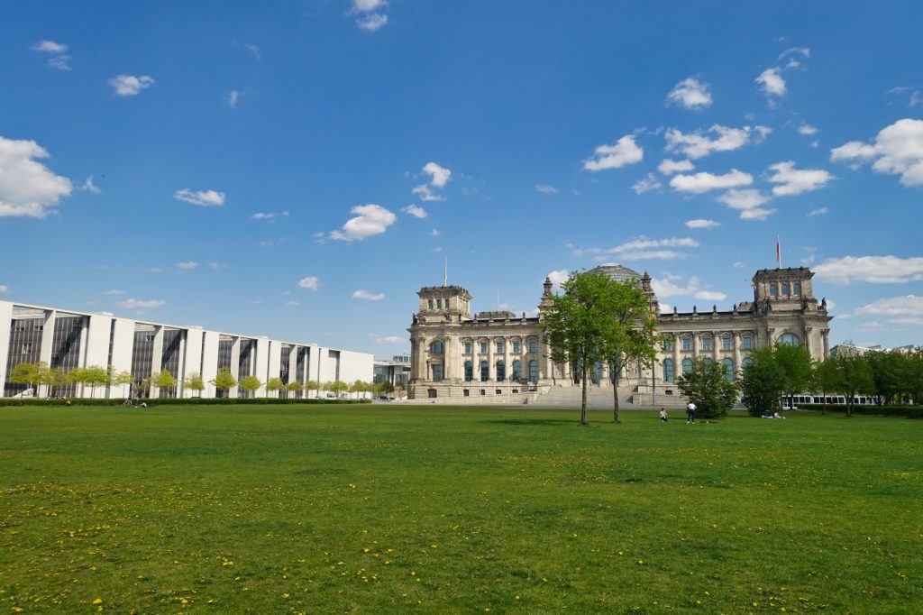 eingebettet ins Regierungsviertel, der Reichstag